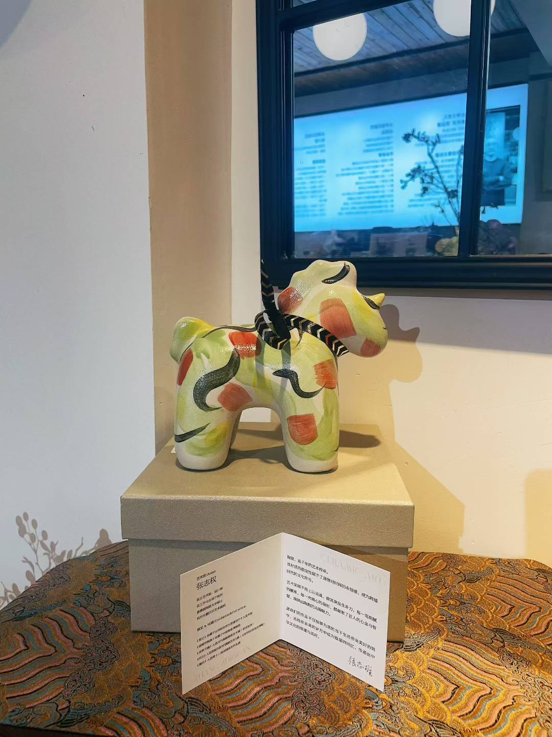 Unicorn-Apple Green porcelain figurine 19x10x17cm on box with instruction card