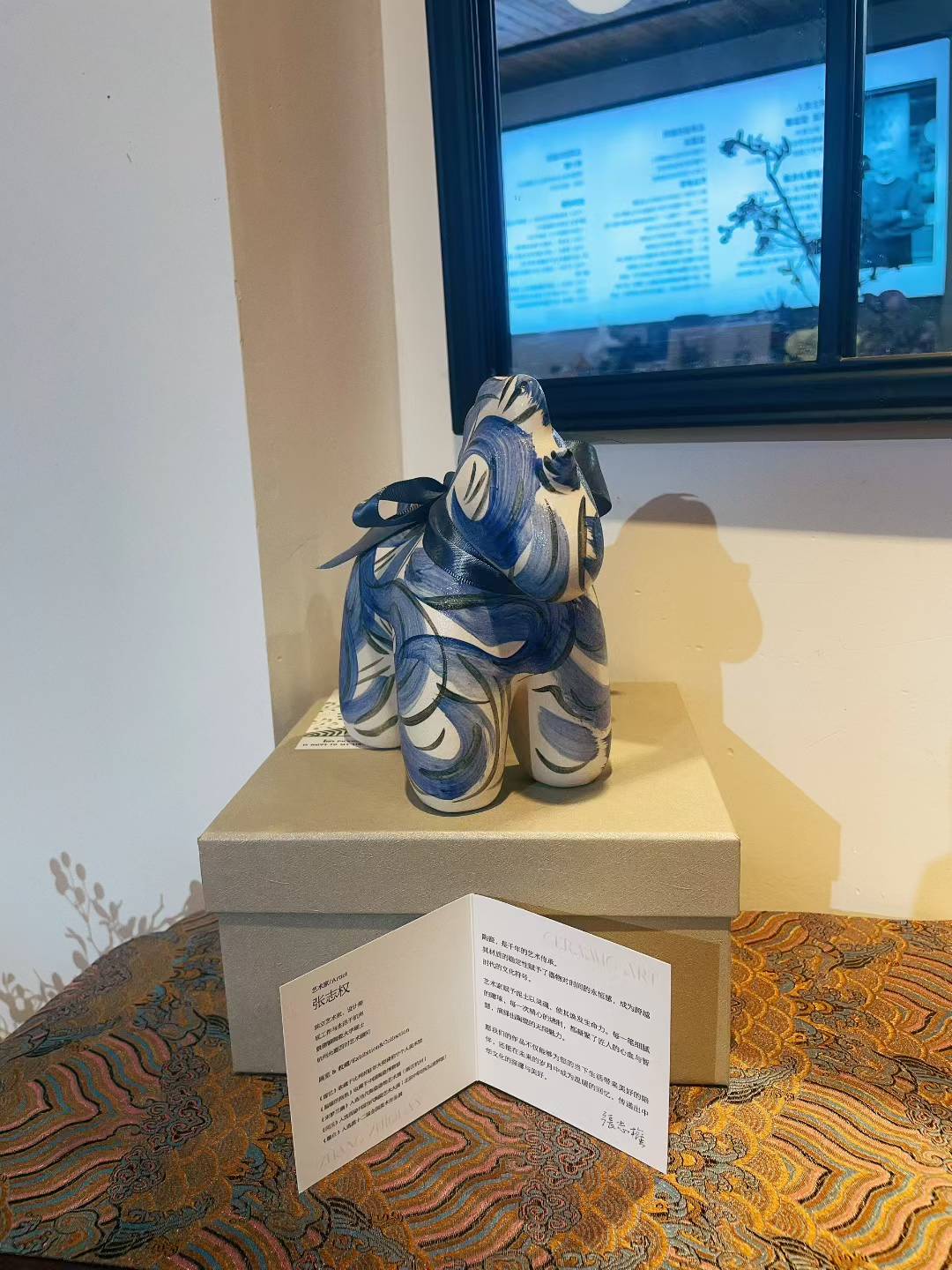 Unicorn-Indigo porcelain figurine 19x10x17cm on box with card